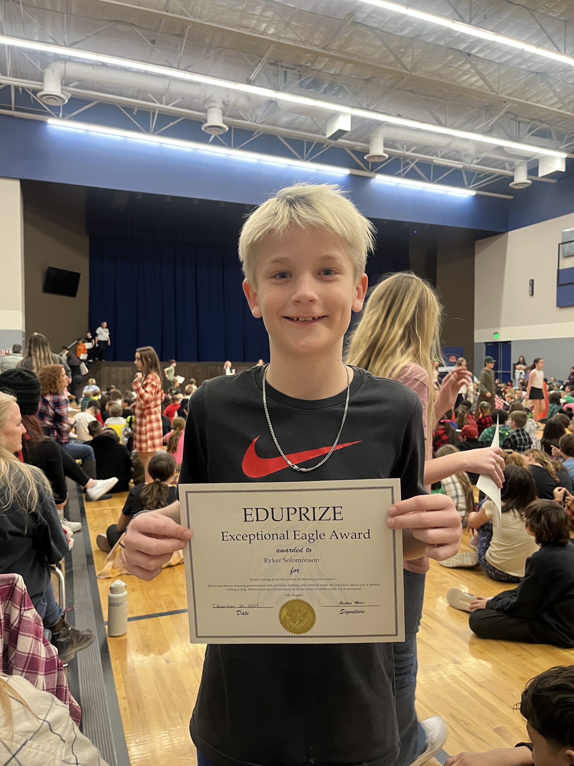 Alumnos trabajando en proyectos en EDUPRIZE Gilbert colegio charter de Arizona