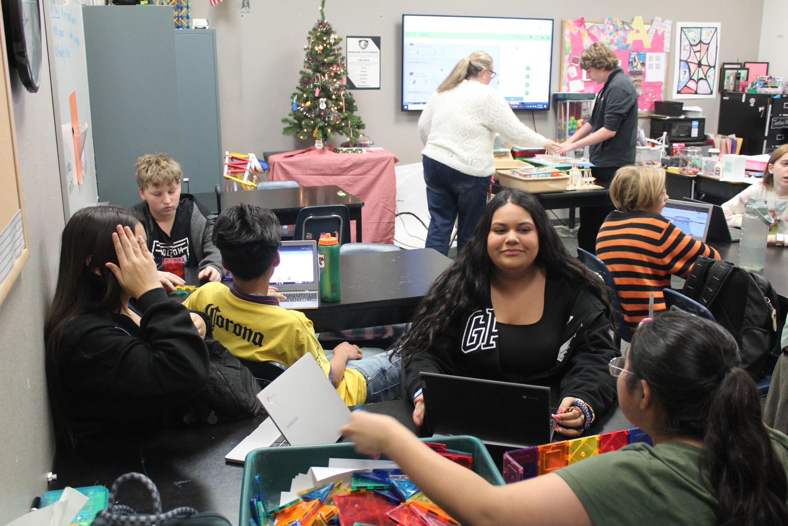 EDUPRIZE Gilbert high school students on campus preparing for college